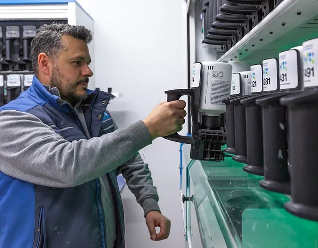 Unsere Autolackiererei verfügt über eine hochmoderne Farbmischanlage für präzise Farbergebnisse. 